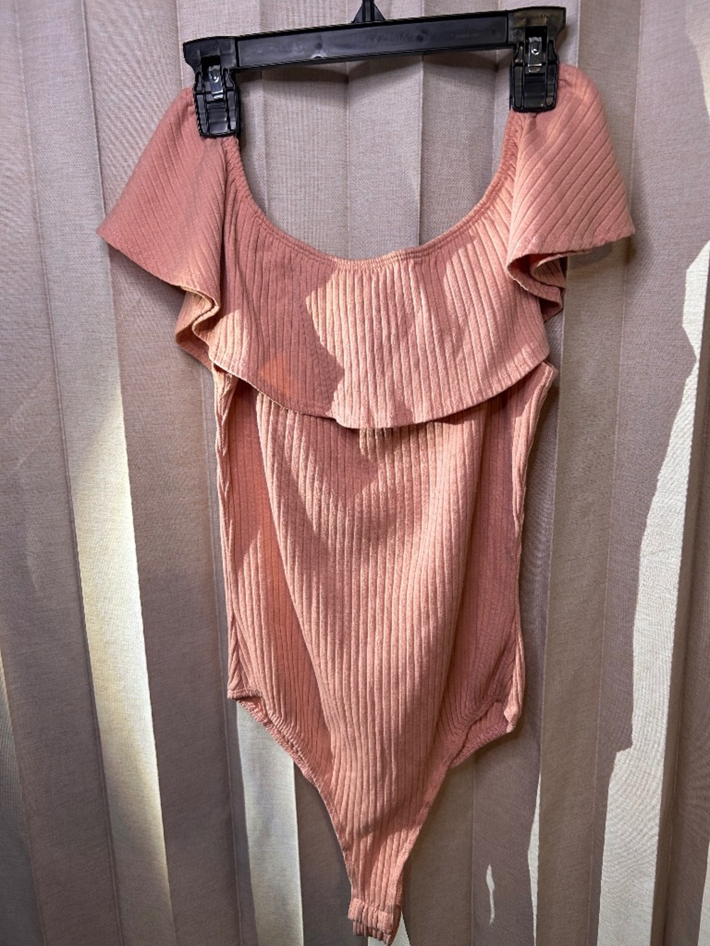 Kendall & Kylie Women’s Pink Ribbed Ruffle Off Shoulder One-Piece Bodysuit S